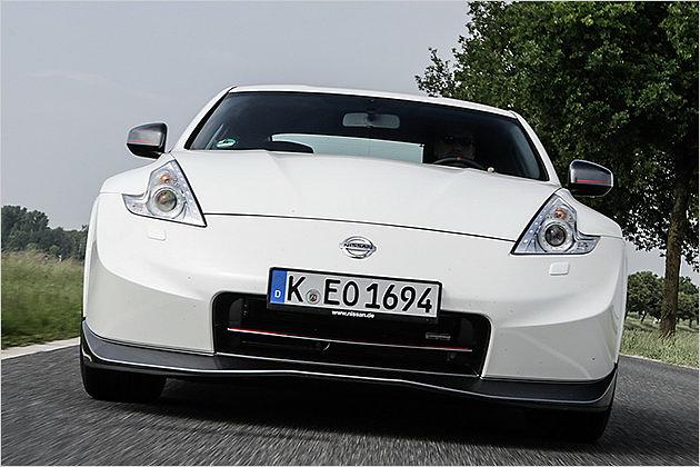 Die Spoilerlippe an der Front verlängert den Wagen
