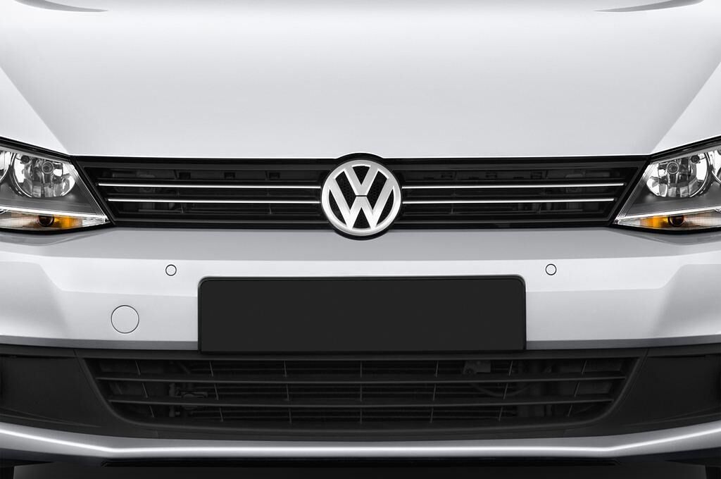 Volkswagen Jetta (Baujahr 2012) Comfortline Bluemotion Technology 4 Türen Kühlergrill und Scheinwerfer
