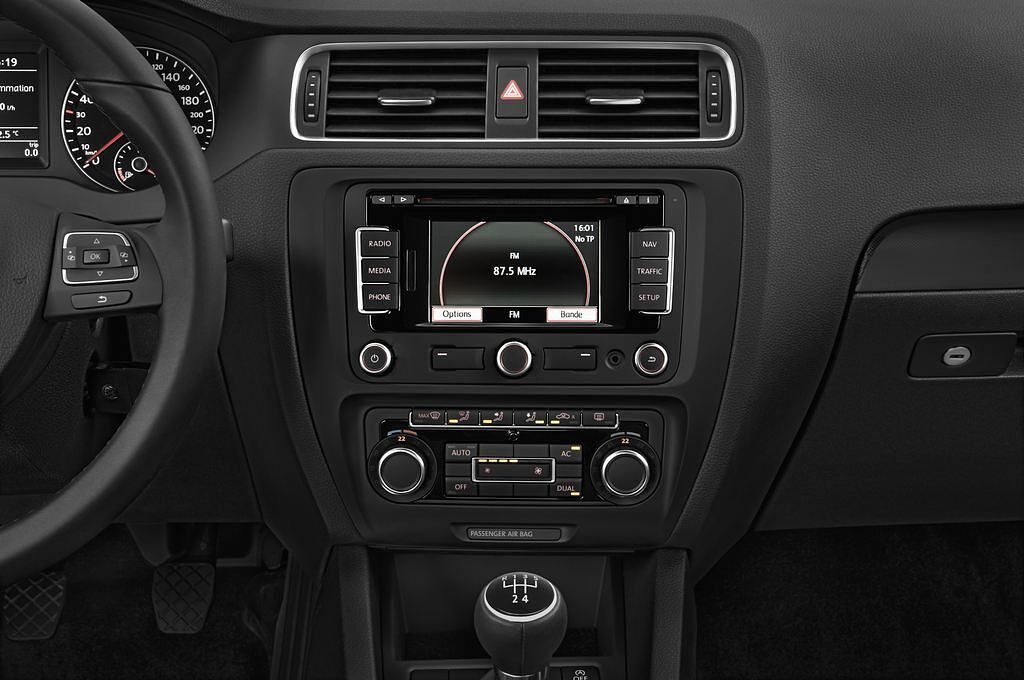 Volkswagen Jetta (Baujahr 2012) Comfortline Bluemotion Technology 4 Türen Mittelkonsole