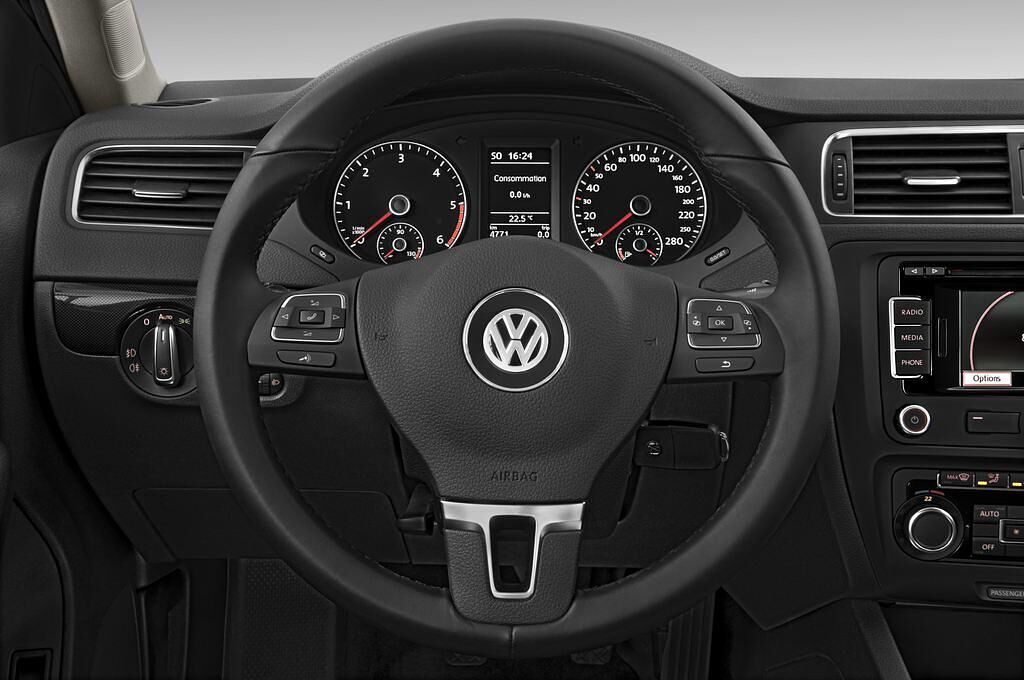 Volkswagen Jetta (Baujahr 2012) Comfortline Bluemotion Technology 4 Türen Lenkrad