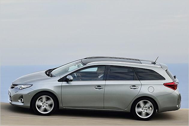 Mit 4,56 Meter ist der Auris-Kombi zehn Zentimeter kürzer als ein VW Golf Variant