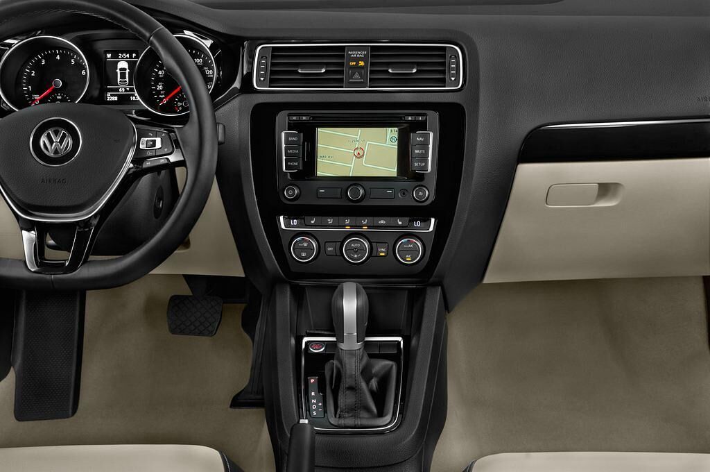 Volkswagen Jetta (Baujahr 2015) 1.2 Tsi Bluemotion Technology 4 Türen Mittelkonsole