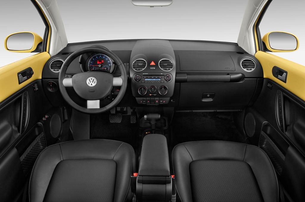 Volkswagen New Beetle (Baujahr 2010) - 3 Türen Cockpit und Innenraum