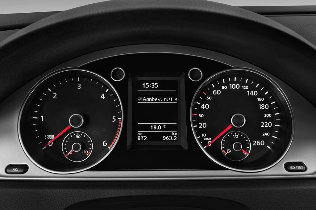 Volkswagen Passat (Baujahr 2012) Bluemotion 4 Türen Tacho und Fahrerinstrumente