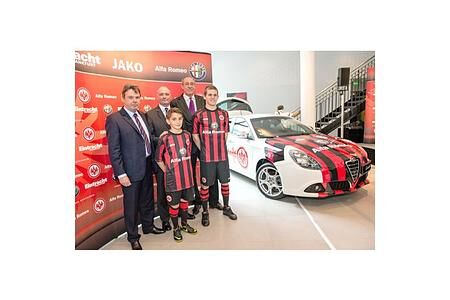 Eintracht-Fans gestalten Alfa Romeo-Trikot mit