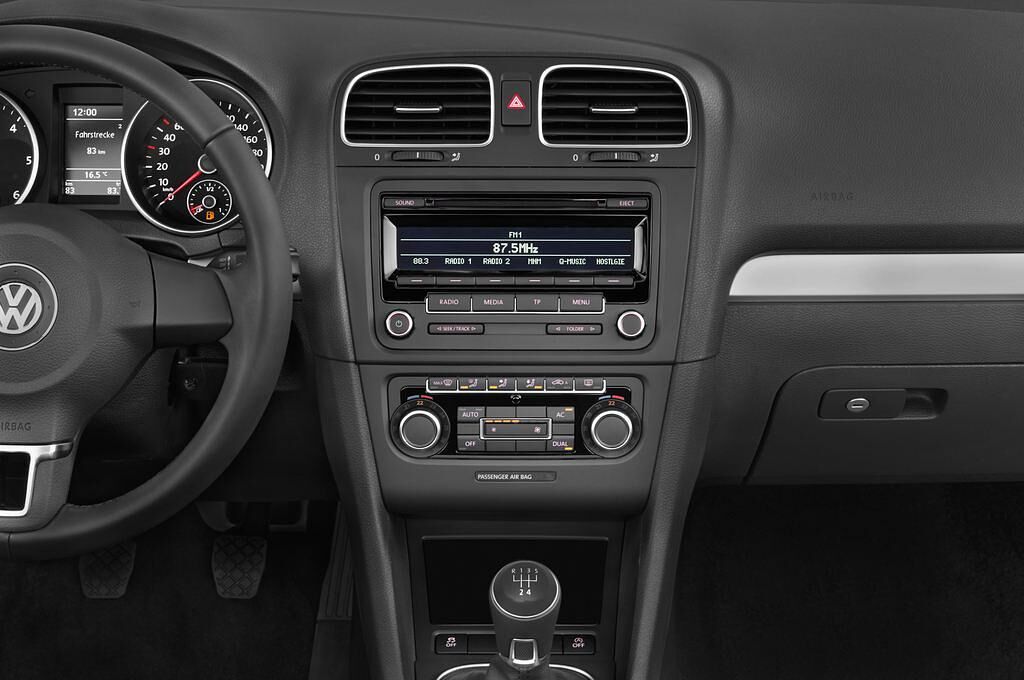 Volkswagen Golf Cabriolet (Baujahr 2012) - 2 Türen Mittelkonsole