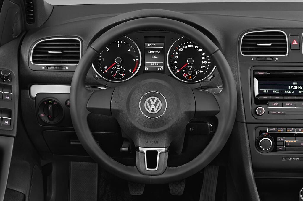 Volkswagen Golf Cabriolet (Baujahr 2012) - 2 Türen Lenkrad