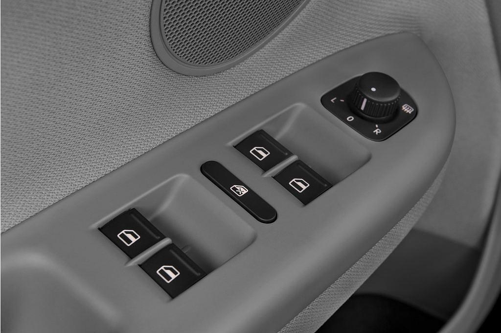 Volkswagen Golf Plus (Baujahr 2009) - 5 Türen Bedienungselemente Tür