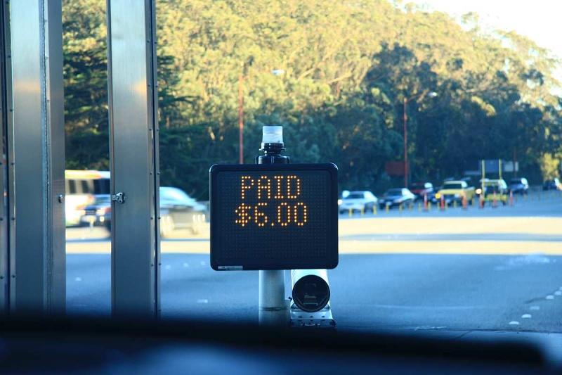 Für sechs Dollar darf die Brücke passiert werden.