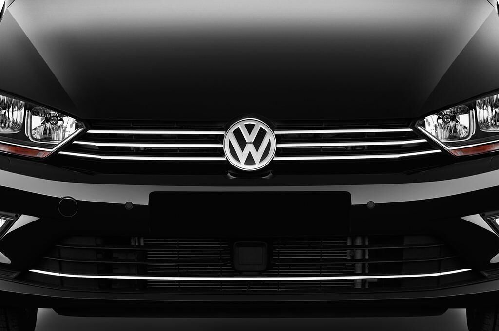 Volkswagen Golf Sportsvan (Baujahr 2015) Comfortline 5 Türen Kühlergrill und Scheinwerfer