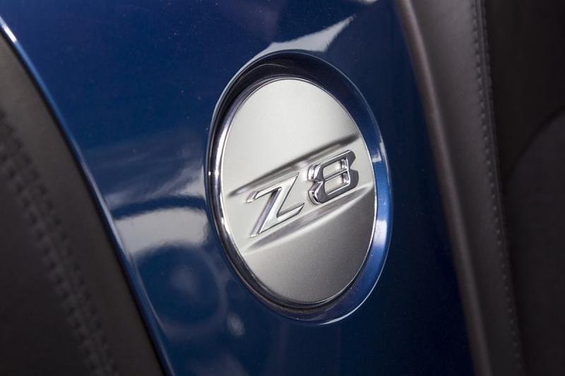 Auch zwischen den Sitzen prangt das Z8-Logo