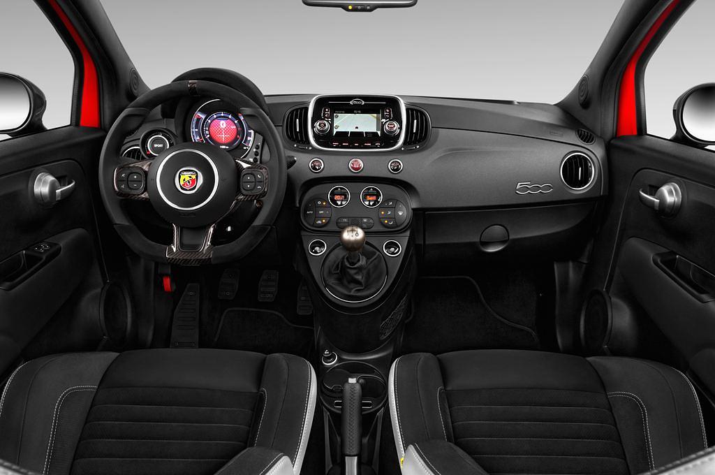 Abarth 595C Competizione (Baujahr 2016) - 2 Türen Cockpit und Innenraum