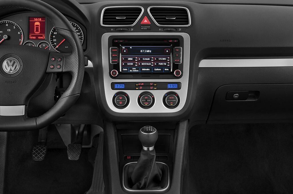 Volkswagen Scirocco (Baujahr 2010) Sport 3 Türen Mittelkonsole