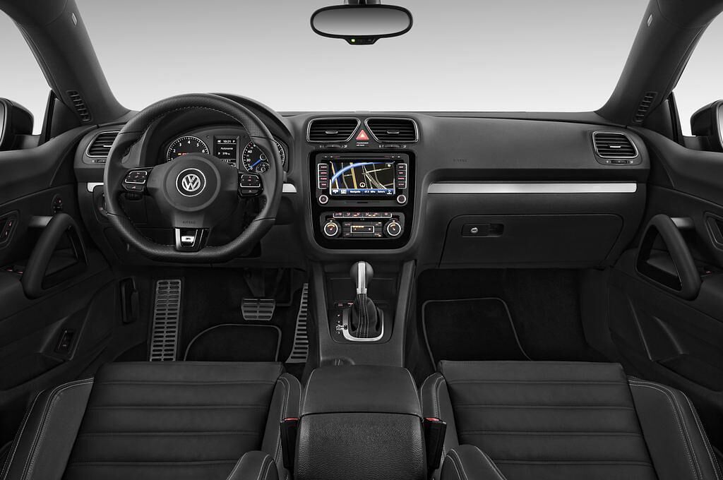 Volkswagen Scirocco (Baujahr 2011) R 3 Türen Cockpit und Innenraum