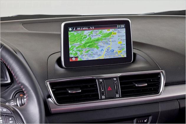Das Sieben-Zoll-Display auf dem Armaturenbrett erinnert an ein Tablet