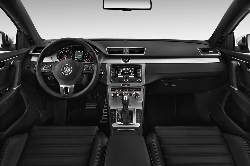 Volkswagen Passat (Baujahr 2013) Alltrack 5 Türen Cockpit und Innenraum