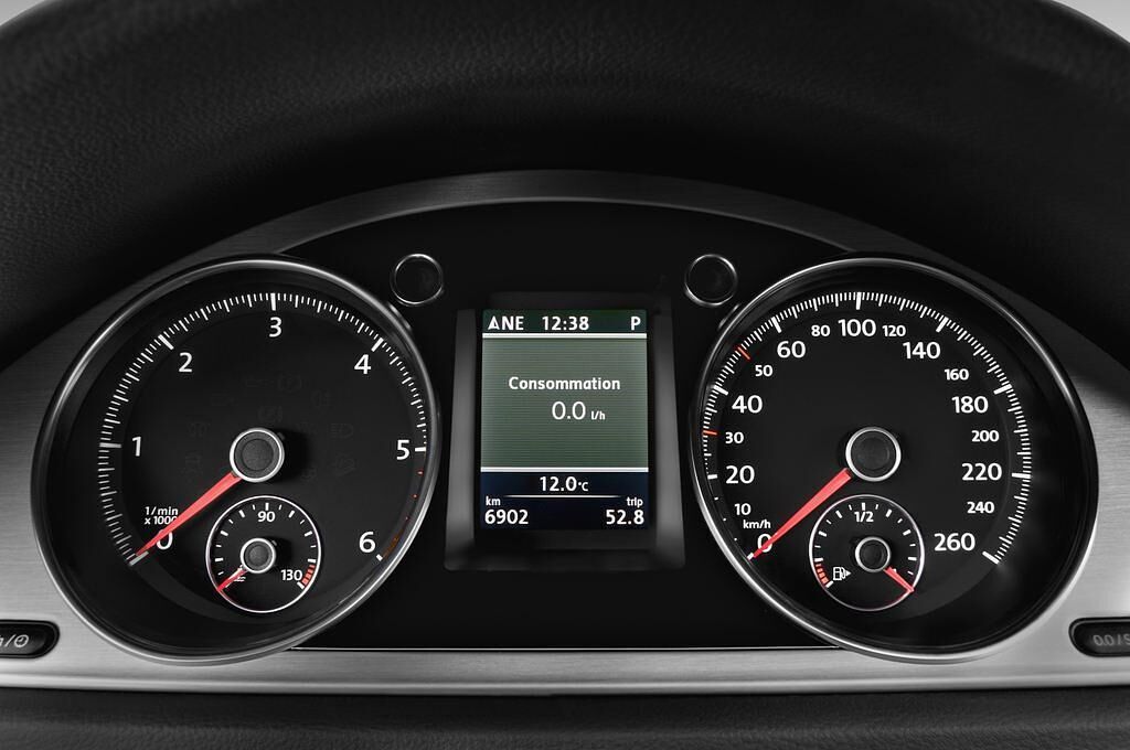 Volkswagen Passat (Baujahr 2013) Alltrack 5 Türen Tacho und Fahrerinstrumente