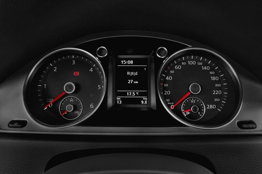 Volkswagen Passat CC (Baujahr 2011) - 4 Türen Tacho und Fahrerinstrumente