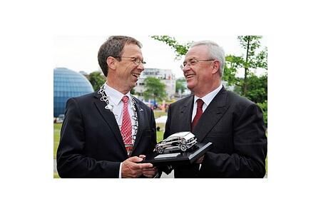 75. Geburtstag der Stadt Wolfsburg - VW stiftet ein Zukunftslabor für Schüler und die Skulptur eines Golf GTI