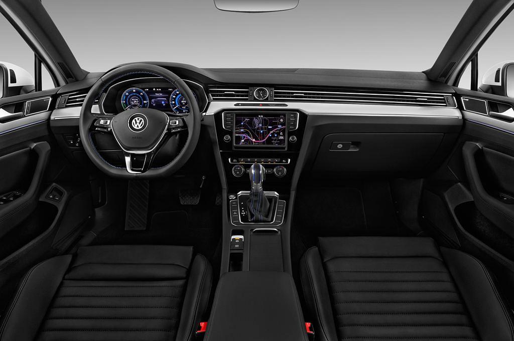 Volkswagen Passat Variant (Baujahr 2016) GTE 5 Türen Cockpit und Innenraum