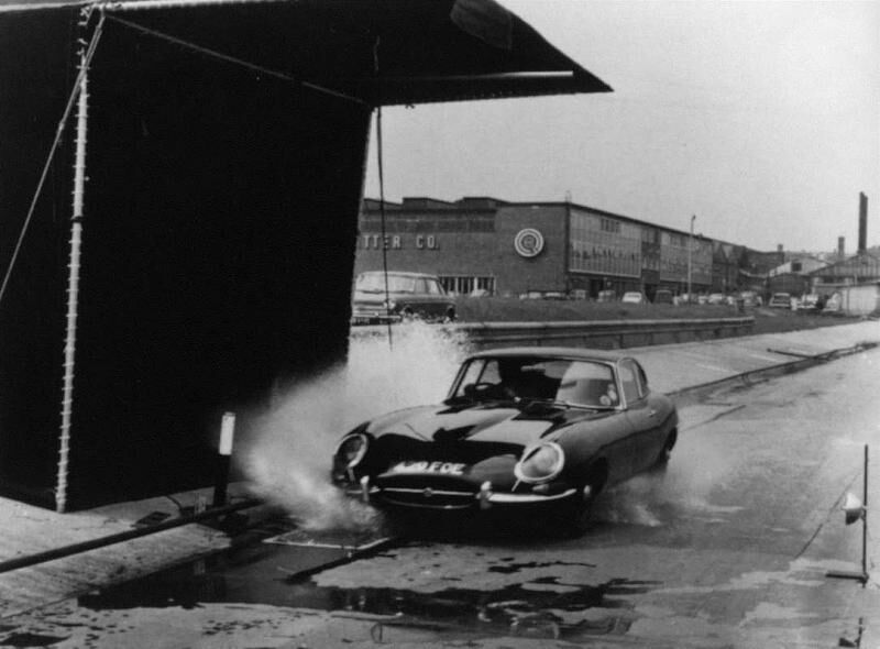 Dunlop entdeckt das Aquaplaning.