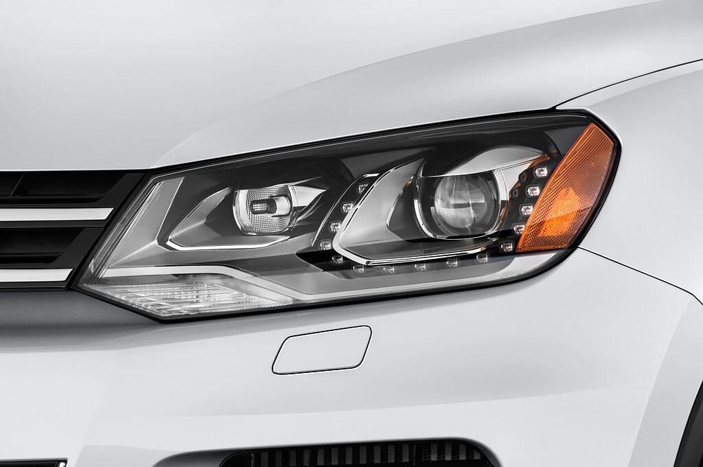 Volkswagen Touareg (Baujahr 2012) Exclusive 5 Türen Scheinwerfer
