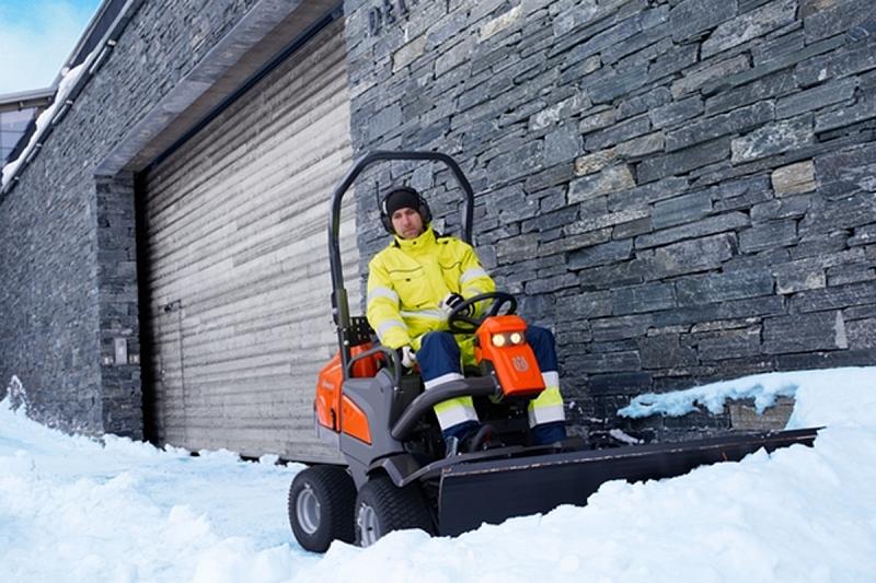 Frontmäher Husqvarna P 525D mit Schneeschild