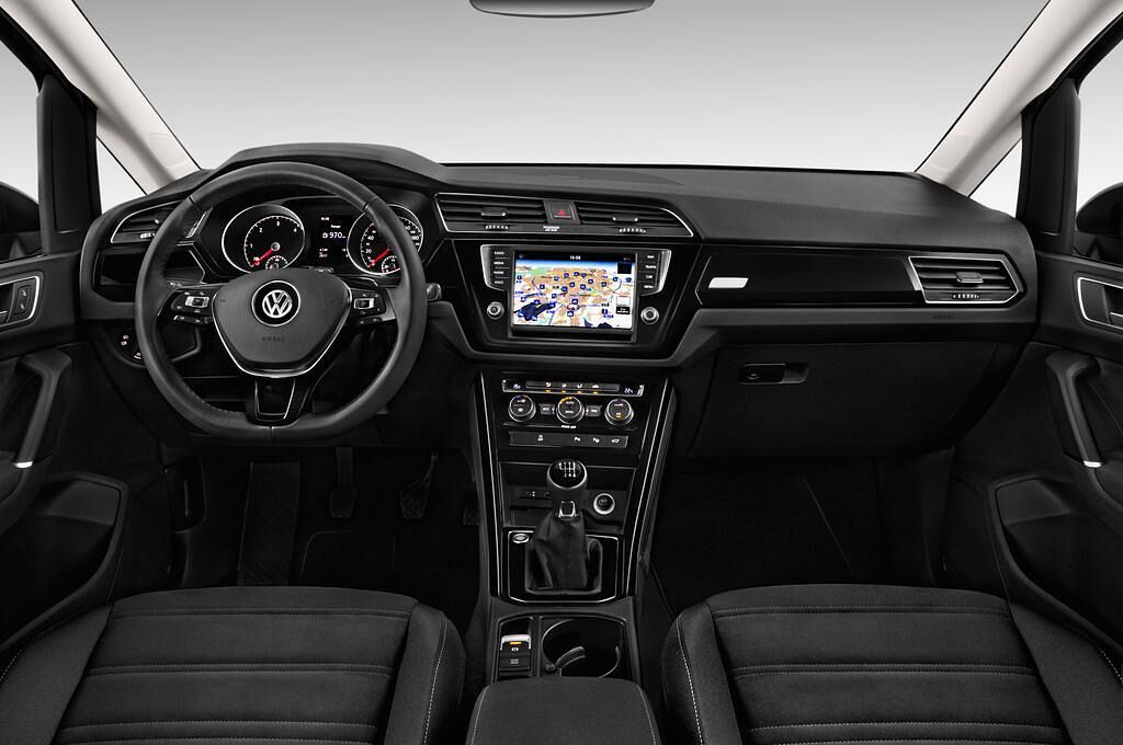 Volkswagen Touran (Baujahr 2016) Highline 5 Türen Cockpit und Innenraum