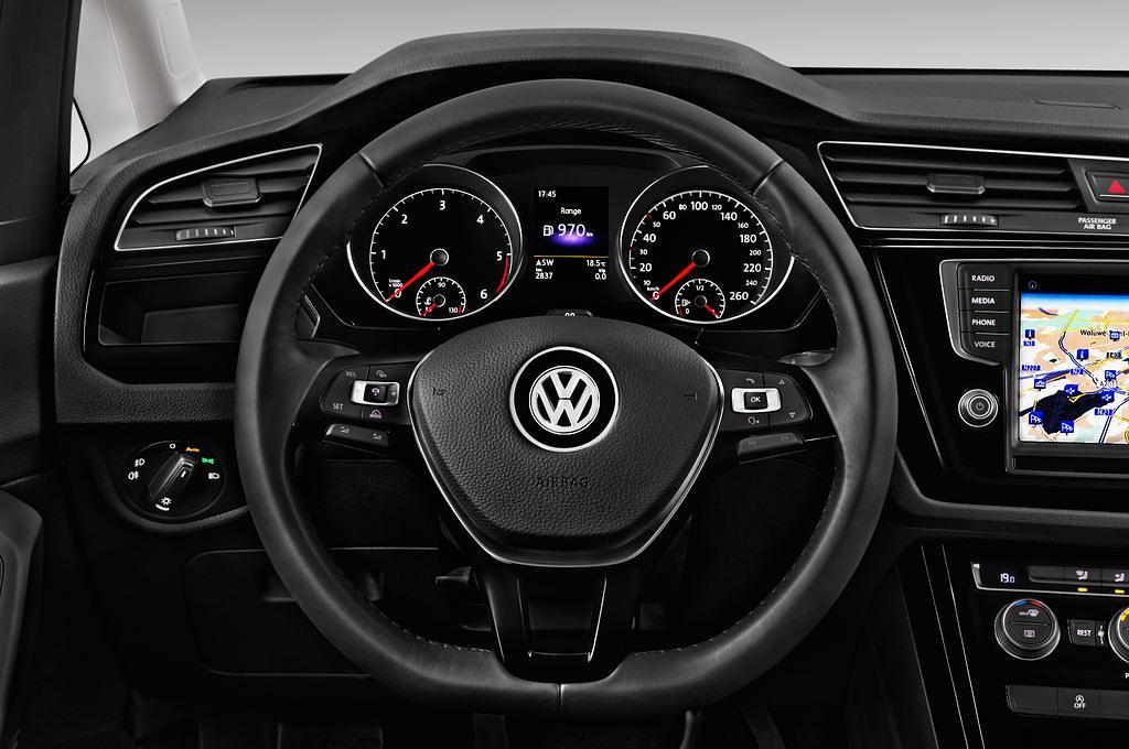 Volkswagen Touran (Baujahr 2016) Highline 5 Türen Lenkrad