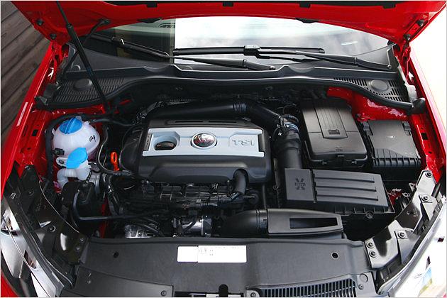 Kraftpaket: Zweiliter-Turbobenziner mit Direkteinspritzung und 210 PS