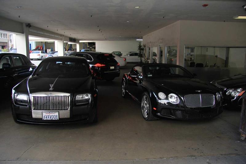Rolls-Royce Ghost oder Bentley Continental GTC - sie alle warten zu Preisen bis 2.500 Dollar am Tag auf ihre Mieter.