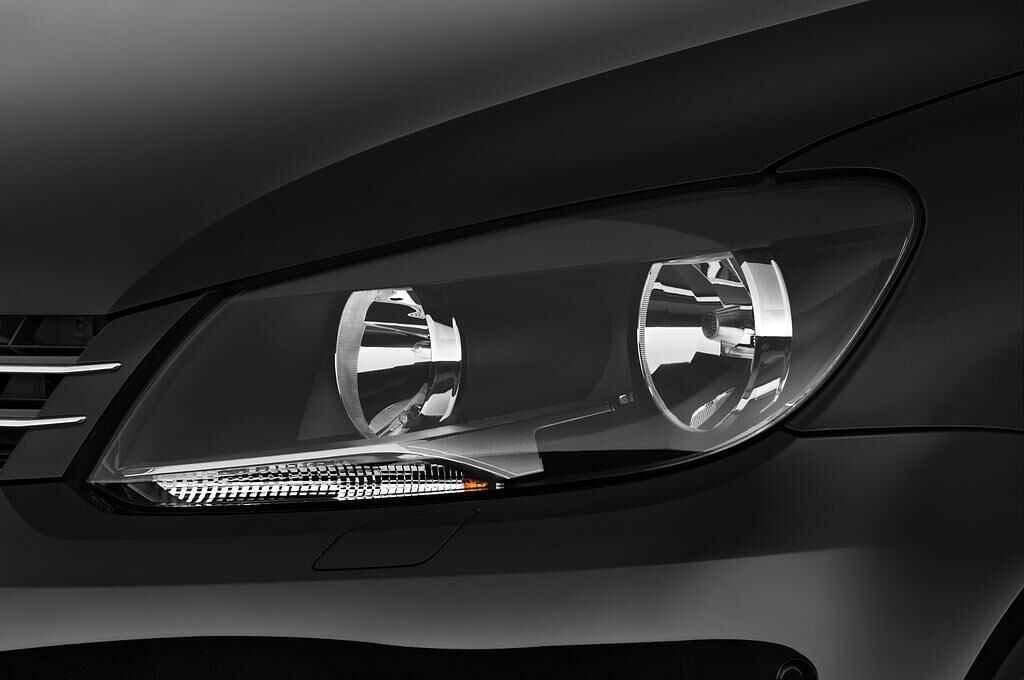 Volkswagen Touran (Baujahr 2012) Highline 5 Türen Scheinwerfer