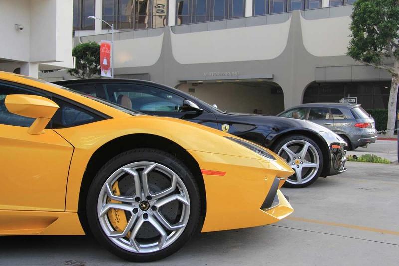 Bei Beverly Hills Rent-A-Car stehen Luxusschlitten Felge an Felge.