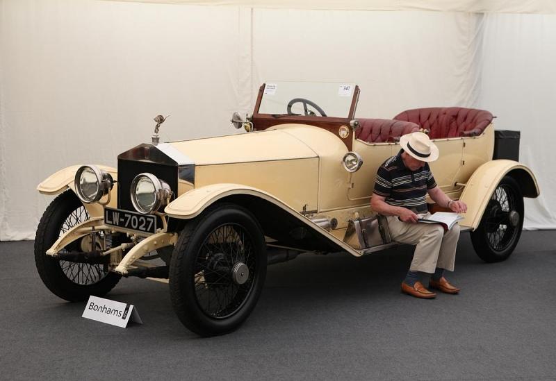 Bonhams Auktion in Goodwood 2013: Der Rolls Royce ist knapp eine Million Euro wert - und offensichtlich ein beqemer Sitzplatz