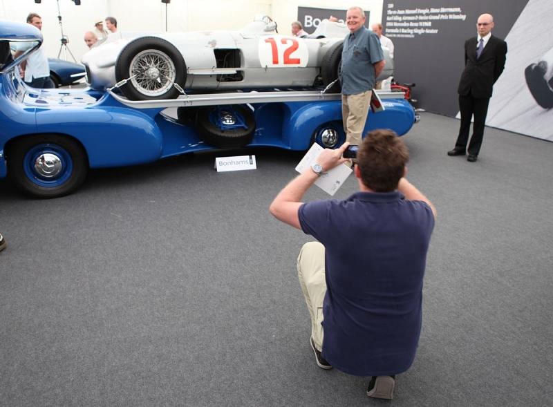 Bonhams Auktion in Goodwood 2013: Der Mercedes Silberpfeil auf dem Renntransporter erzielte einen Rekordpreis