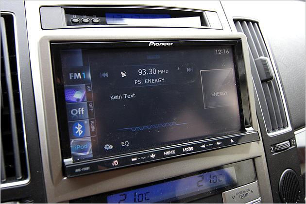 Das optionale Radio-Navigationssystem von Pioneer hat einen stark spiegelnden Monitor