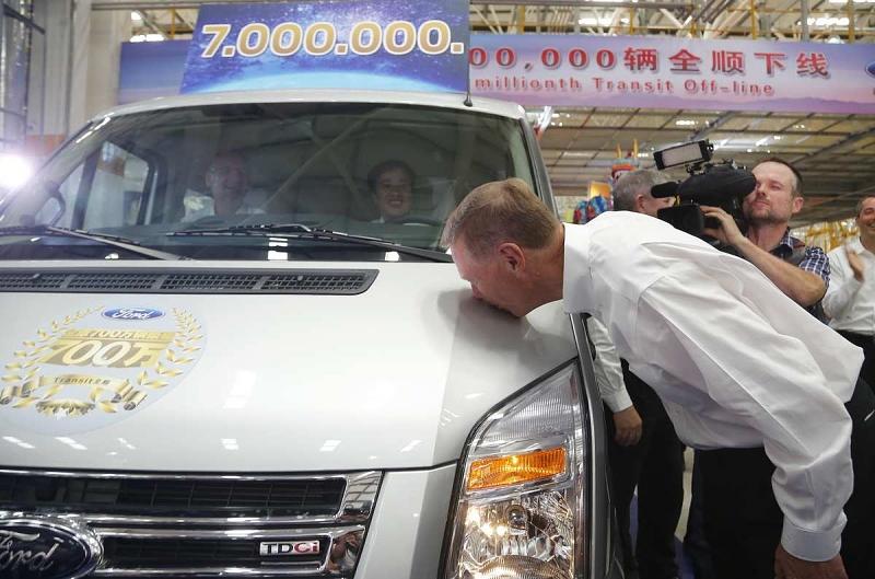 Der 7-millionste Transit wird von Ford-Chef Alan Mulally verabschiedet.