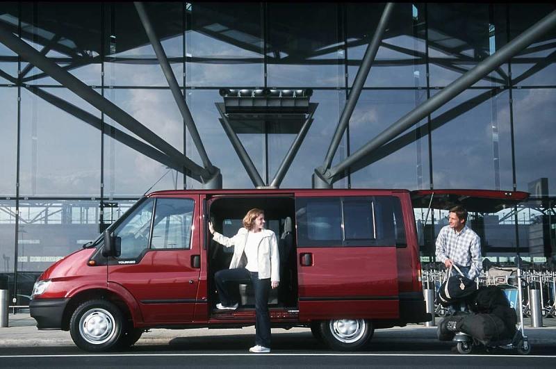 Ein Transit-Bus, Tourneo, als Flughafen-Shuttle-Bus.