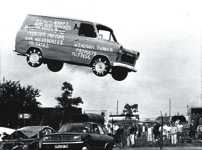 Der erste Van, der über 15 Autos sprang.