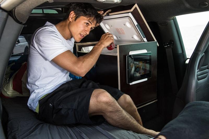Dank der beiden Zwölf-Volt-Steckdosen sind im Mini Clubvan Camper die kühlen Softdrink jederzeit griffbereit