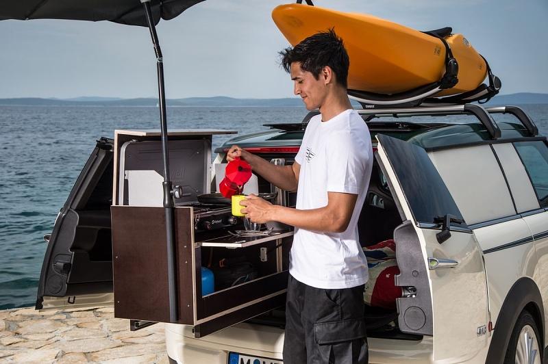 Die Camping-Küche im Mini Clubvan Camper ist voll einsatzbereit