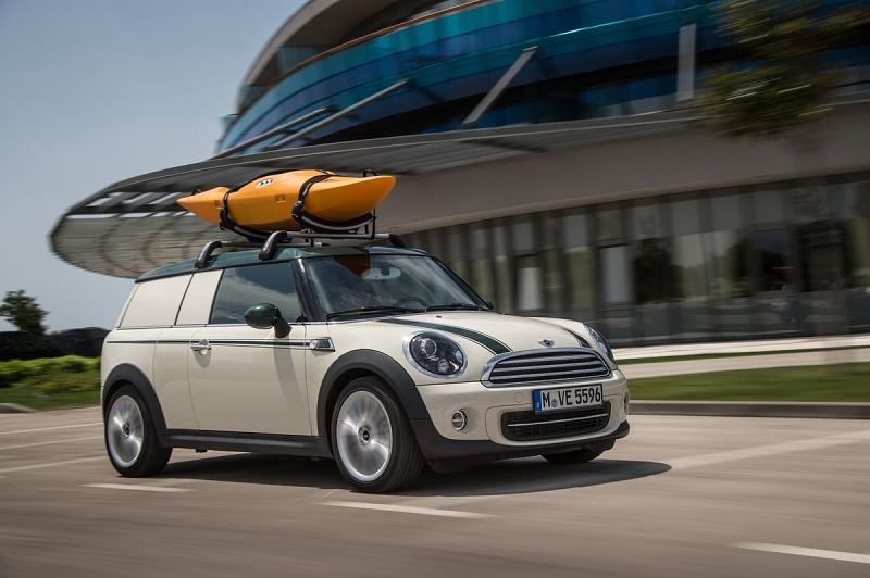 Mit dem Boot auf dem Dach lässt sich der Mini Clubvan Camper nicht so um die Ecken feuern