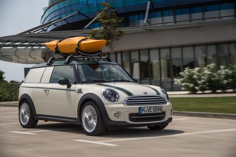 der Fahrer des Mini Clubvan Camper thront in einem bequemen Schalensitz