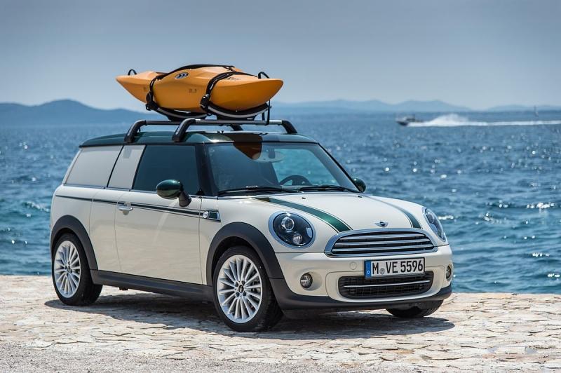 Die hinteren Scheiben des Mini Clubvan Camper sind foliert