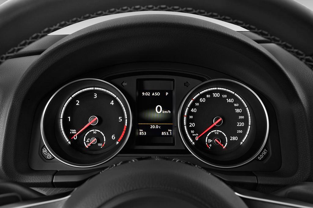Volkswagen Scirocco (Baujahr 2015) R 3 Türen Tacho und Fahrerinstrumente