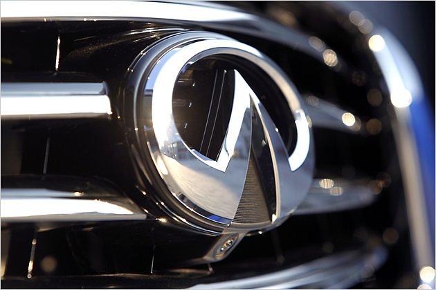 Das Infiniti-Markenlogo soll eine Straße darstellen, die sich in der Ferne verliert