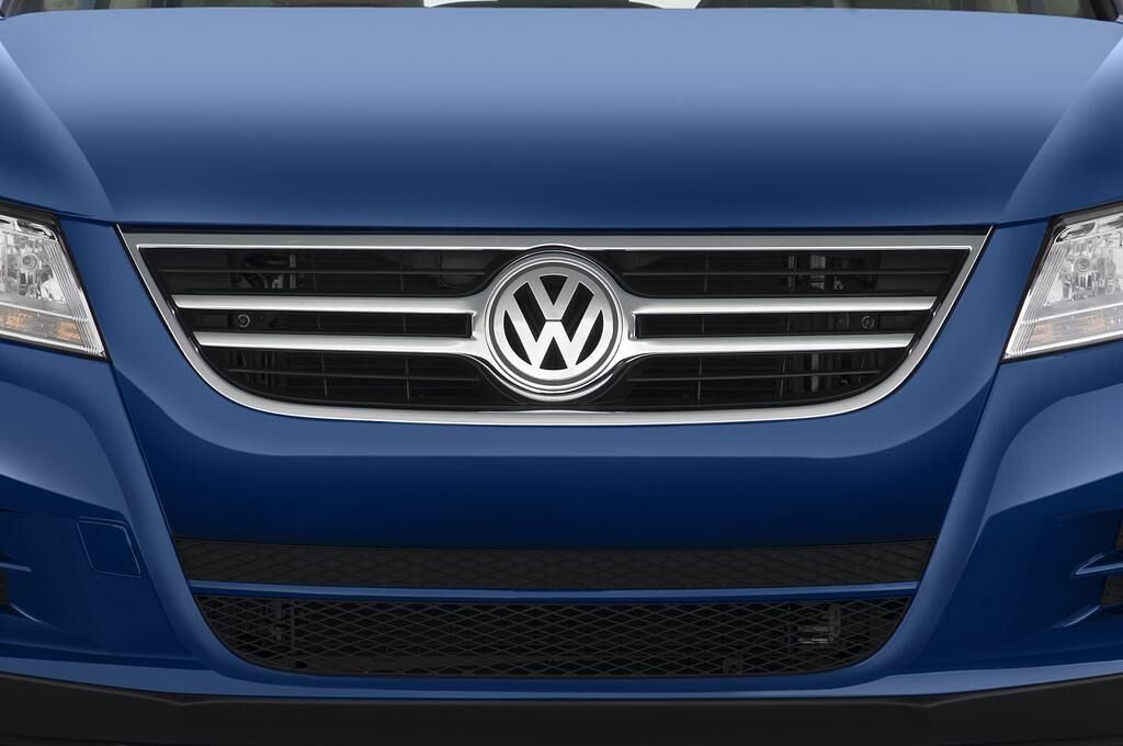 Volkswagen Tiguan (Baujahr 2011) Sport & Style 5 Türen Kühlergrill und Scheinwerfer