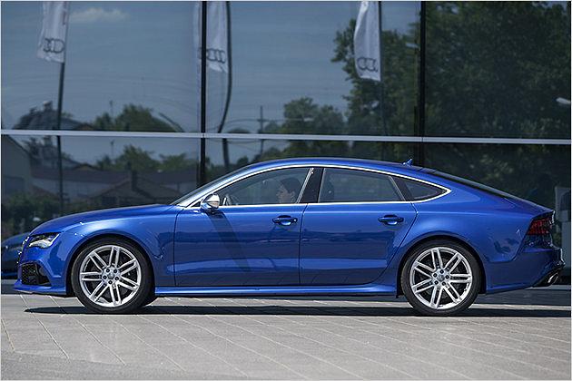 Die sanft abfallende Rückenpartie verleiht dem Sportback Eleganz