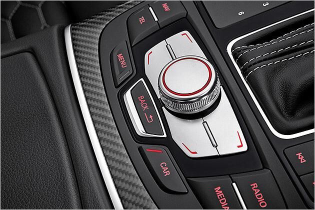 Das Audi-Entertainmentsystem wird über Tasten und einen Drehregler in der Mittelkosole gesteuert