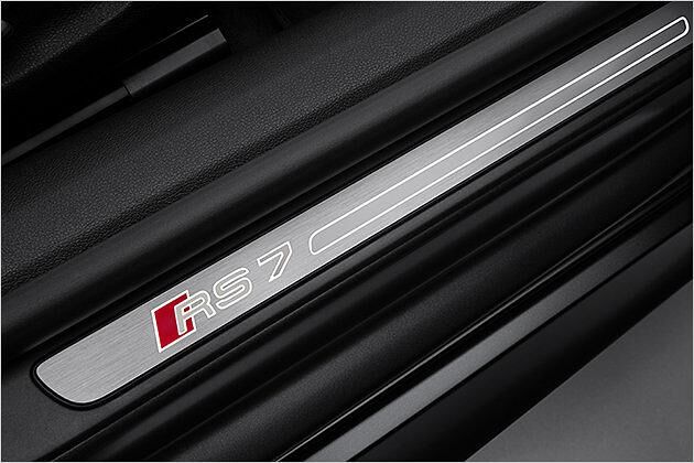 Einstiegsleisten mit RS-7-Logo begrüßen die Passagiere